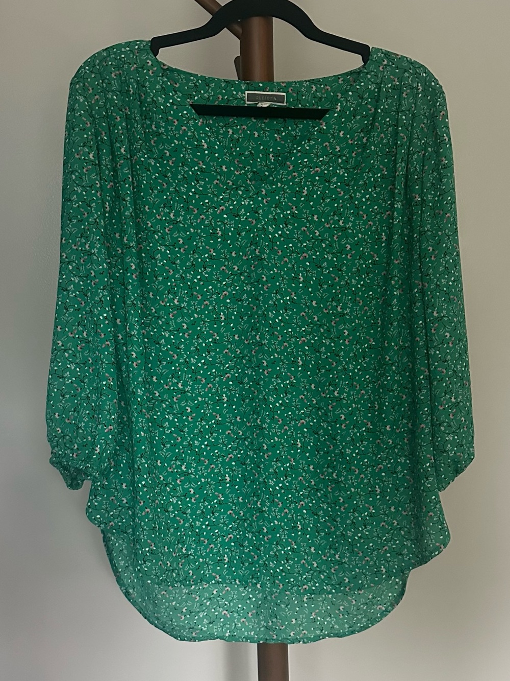 Pleione Green Floral Vneck Neck Blouse Medium